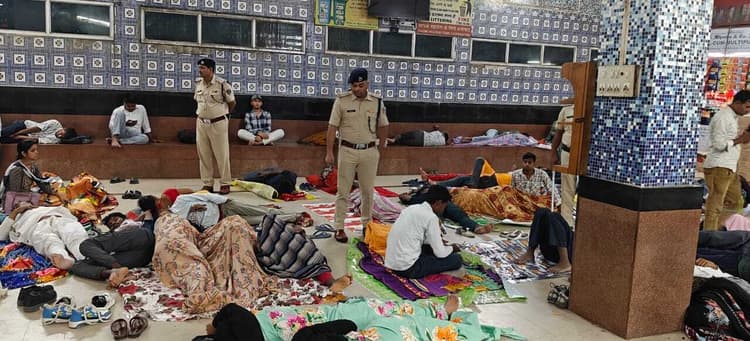 hajipur news. ट्रेनों में बढ़ी भीड़ को देखते हुए रेलवे अलर्ट, ट्रेनों व प्लेटफॉर्म पर चला जांच अभियान