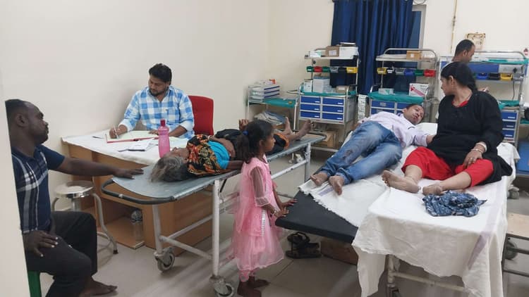 hajipur news. पर्यटकों से भरी बस से टकराने से कार सवार छह लोग जख्मी