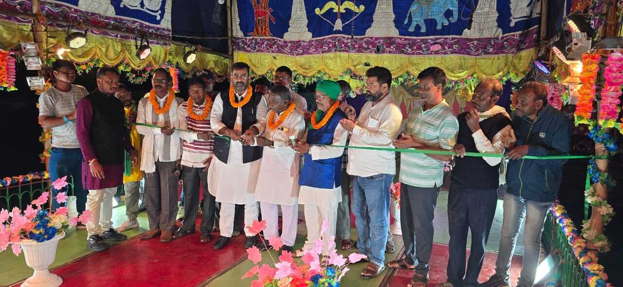 संथाली गायन जात्रा की प्रस्तुति देकर मन मोहा