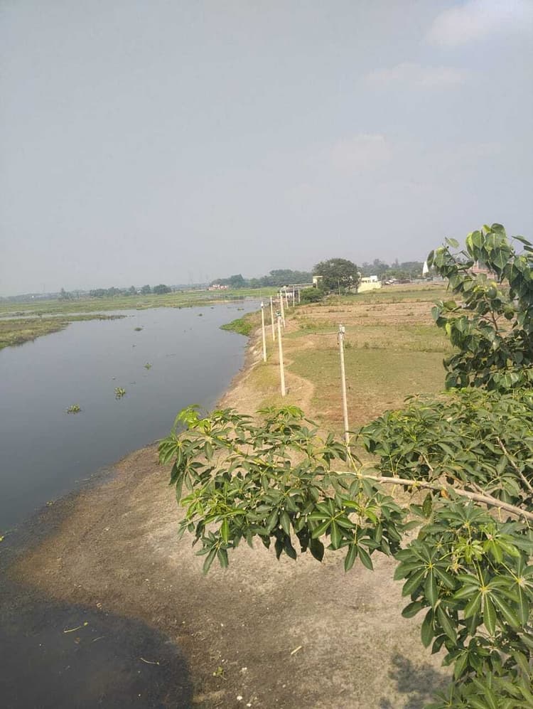 कारी कोसी छठ घाट पर धीमी गति से हो रही साफ- सफाई