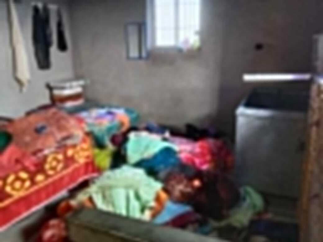 घर का एस्बेस्टस तोड़ कर हजारों की चोरी