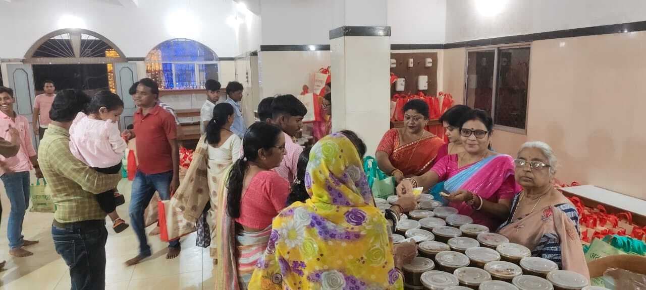 राम मंदिर ठाकुरबाड़ी में अन्नकूट प्रसाद का हुआ वितरण