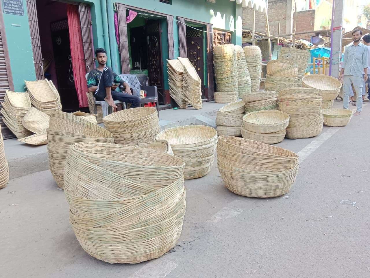 साहिबगंज में तैयार सूप-डलिया की महानगरों तक सप्लाई