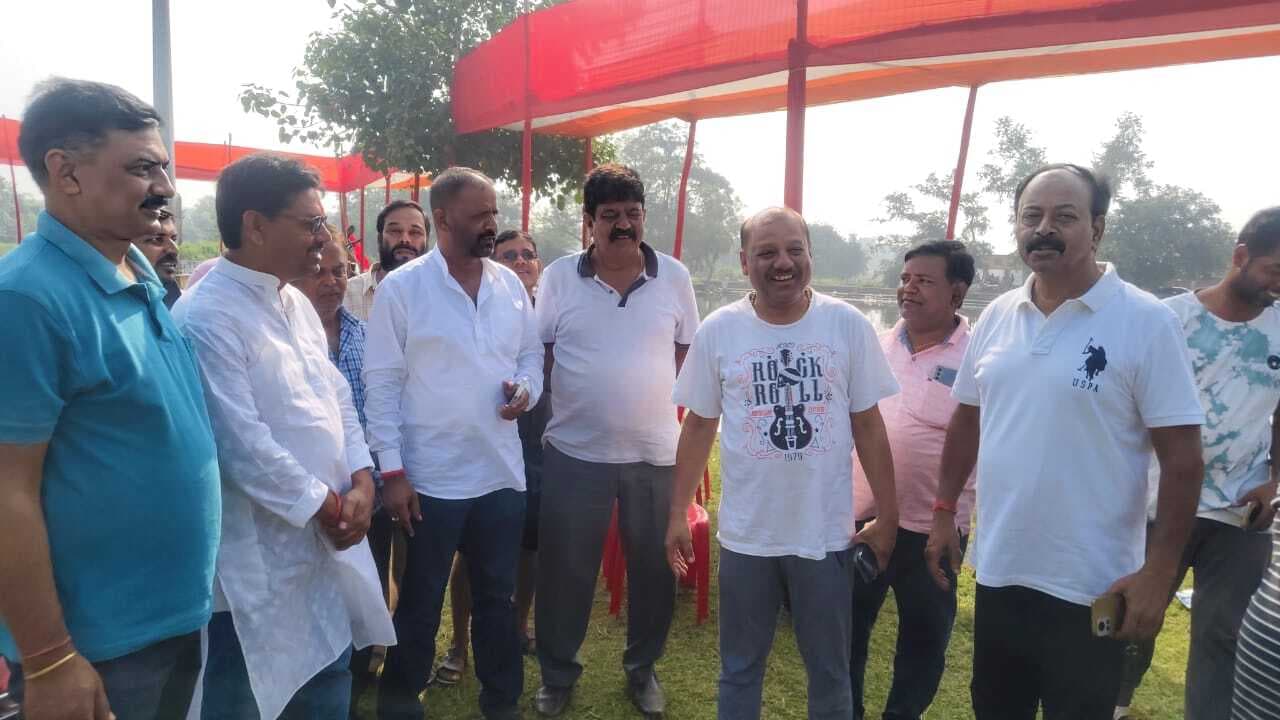 छठ पूजा समिति ने छठ घाट में तैयारियों का लिया जायजा