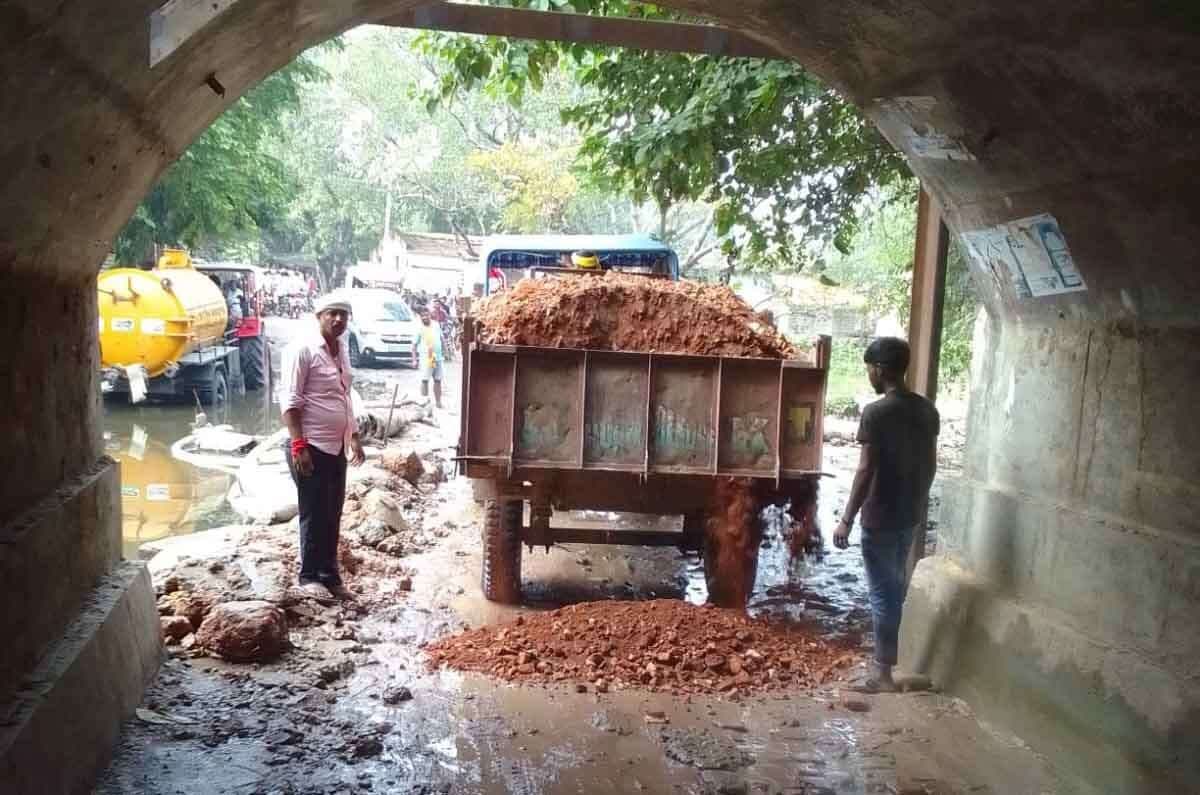 रेलवे स्टेशन के समीप पुलिया मार्ग की करायी मरम्मत