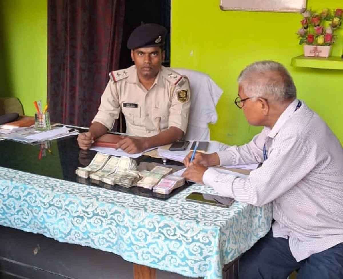 वाहन जांच में तीन लाख रुपये जब्त