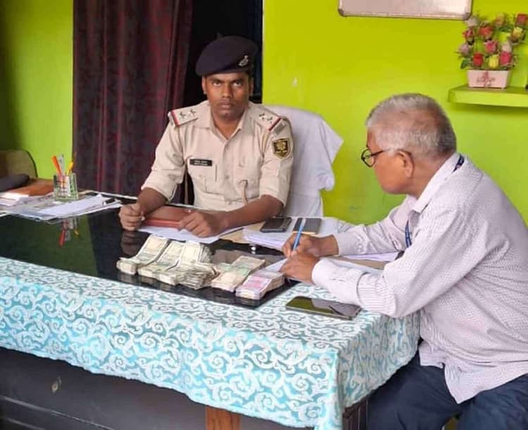 वाहन जांच में तीन लाख रुपये जब्त