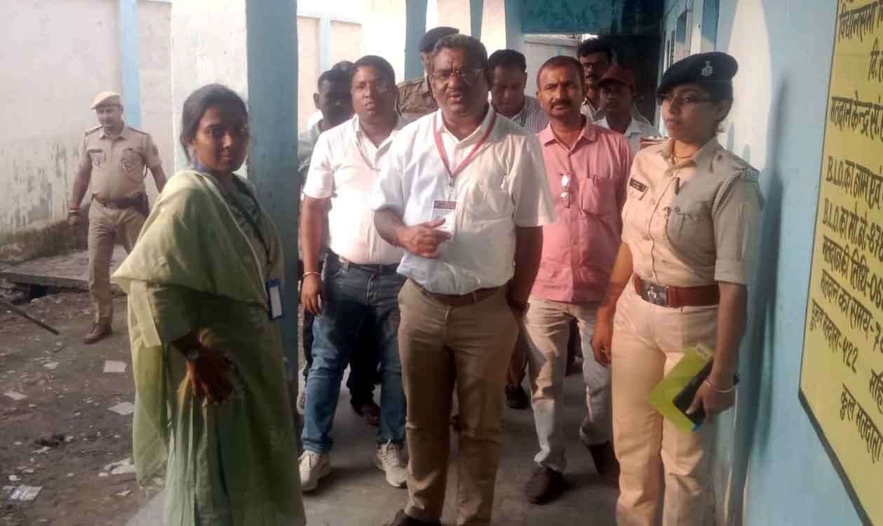 चुनाव प्रेक्षक ने नक्सल प्रभावित के बूथों का किया निरीक्षण