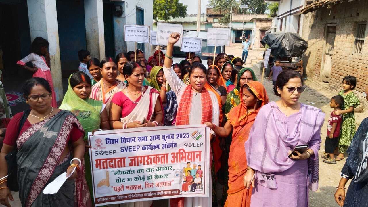 मतदान के लिए लोगों को प्रेरित कर रहीं जीविका दीदियां