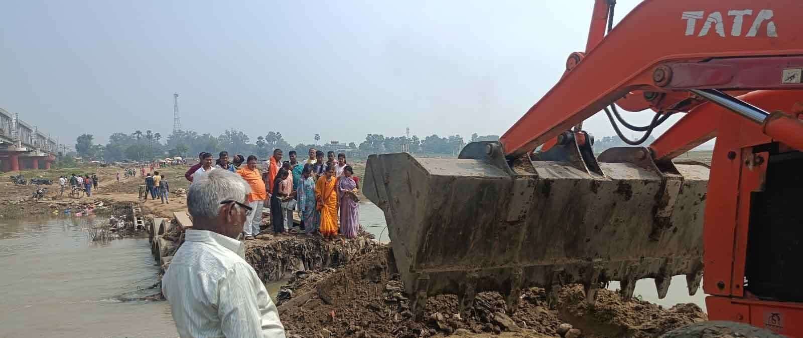 किऊल नदी में अस्थायी रास्ते को किया गया चालू