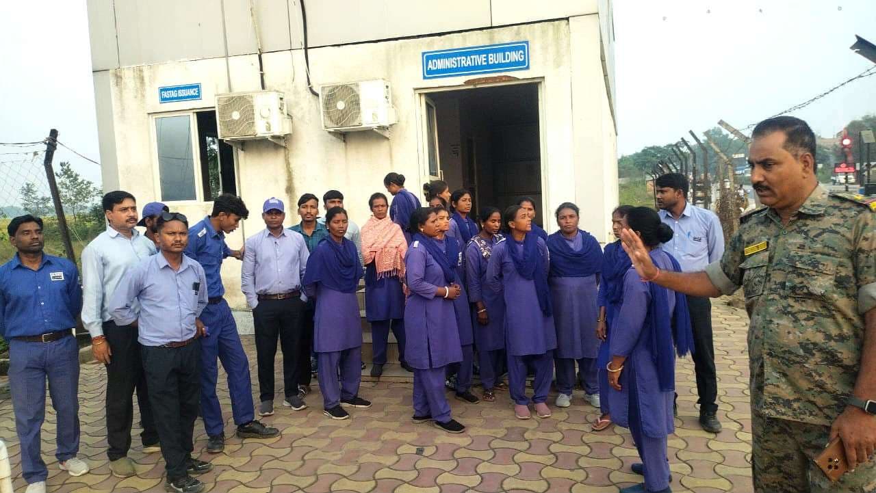 टोलकर्मियों ने तीन घंटे तक किया प्रदर्शन