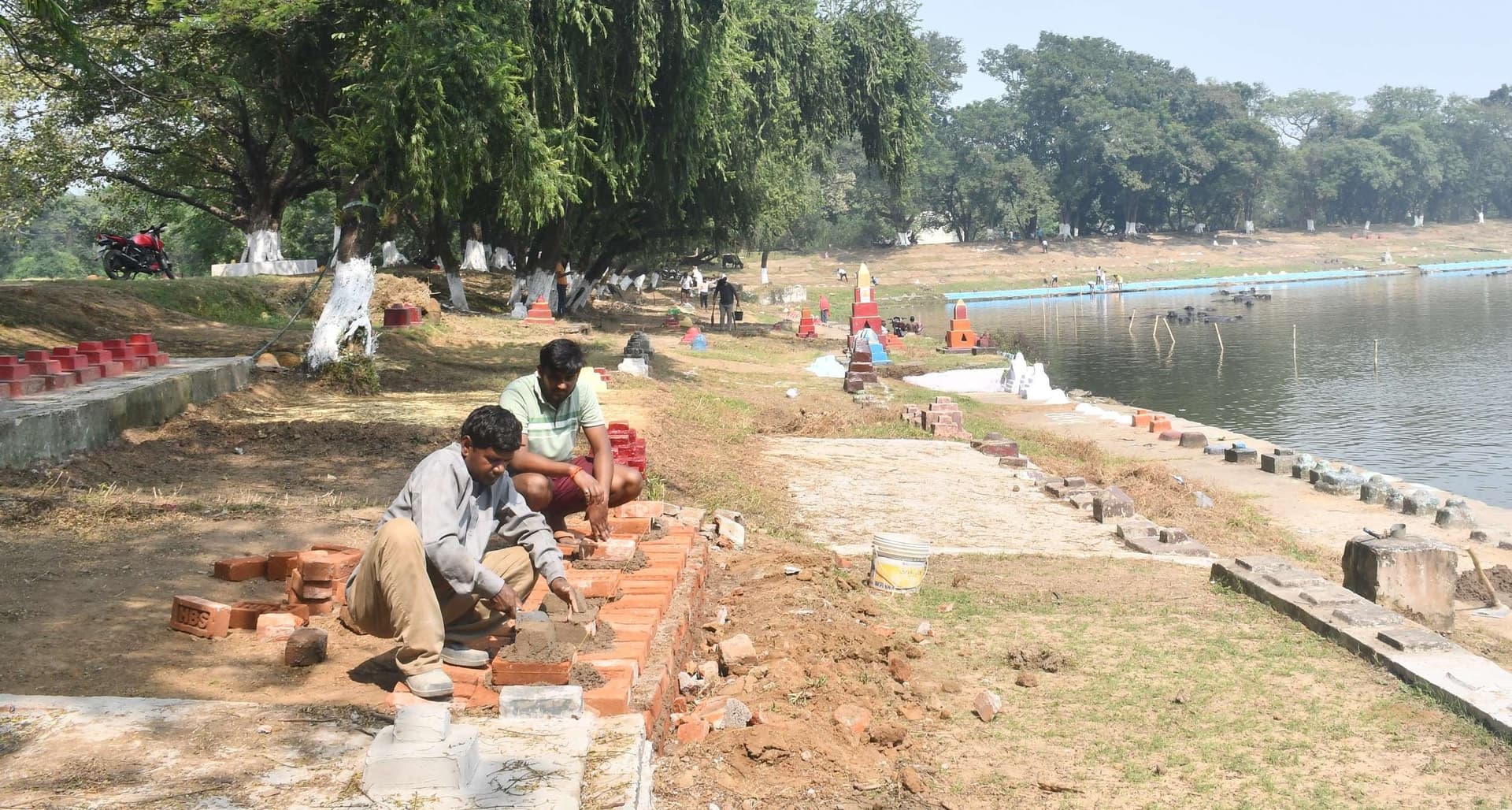 Bokaro News : नदी-तालाब में वेदियों की सफाई और घाटों को चमकाने में जुटे श्रद्धालु