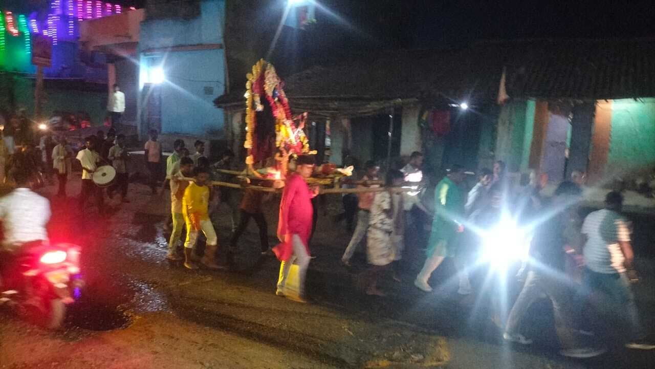 श्रद्धालुओं ने ढोल-नगाड़ों के साथ निकाली विसर्जन शोभायात्रा