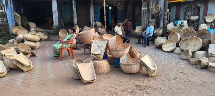 Giridih News: छठ को लेकर शहर में सजा सूप का बाजार