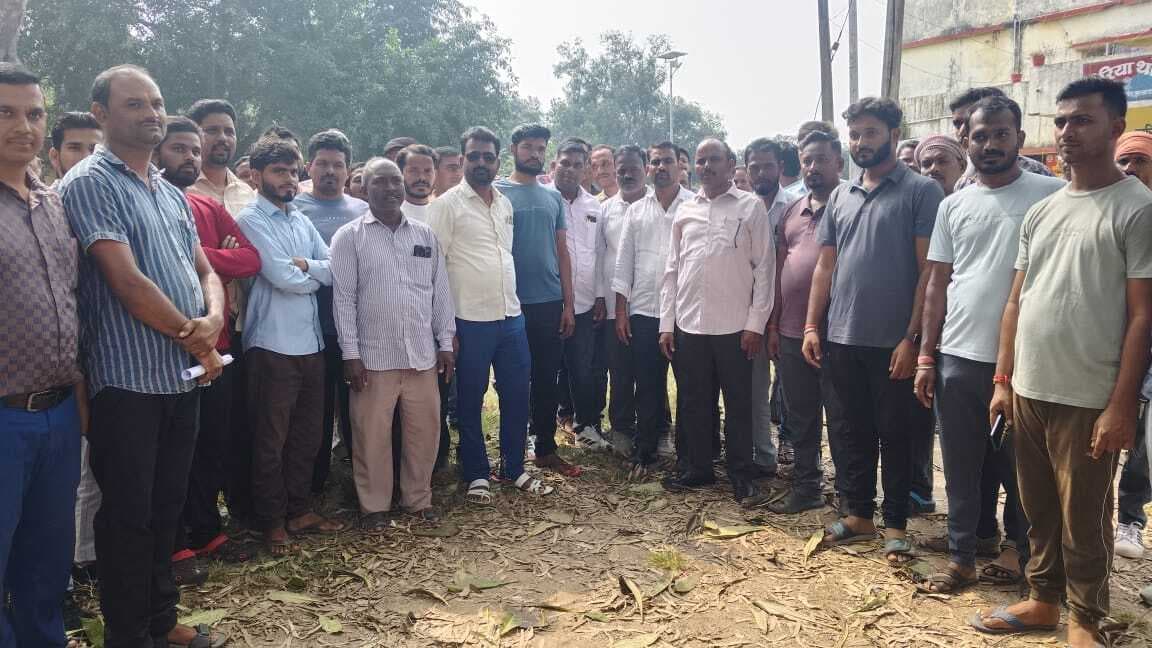 Giridih News :मारपीट मामले में दुकानदार पहुंचे थाना, न्याय की गुहार