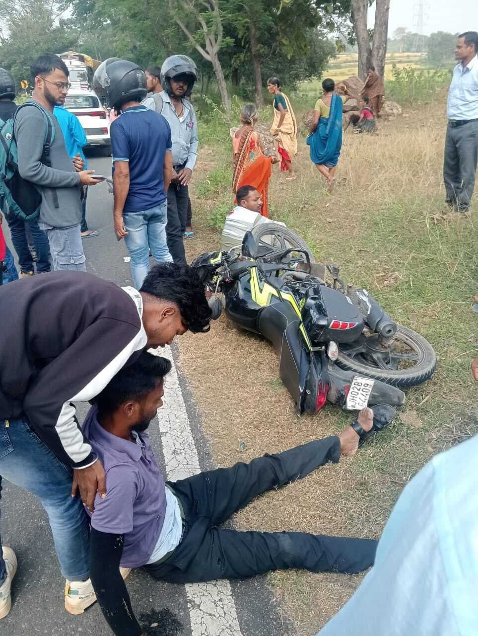 Giridih News :सड़क दुर्घटना में महिला समेत तीन घायल