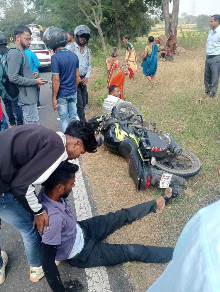 Giridih News :सड़क दुर्घटना में महिला समेत तीन घायल