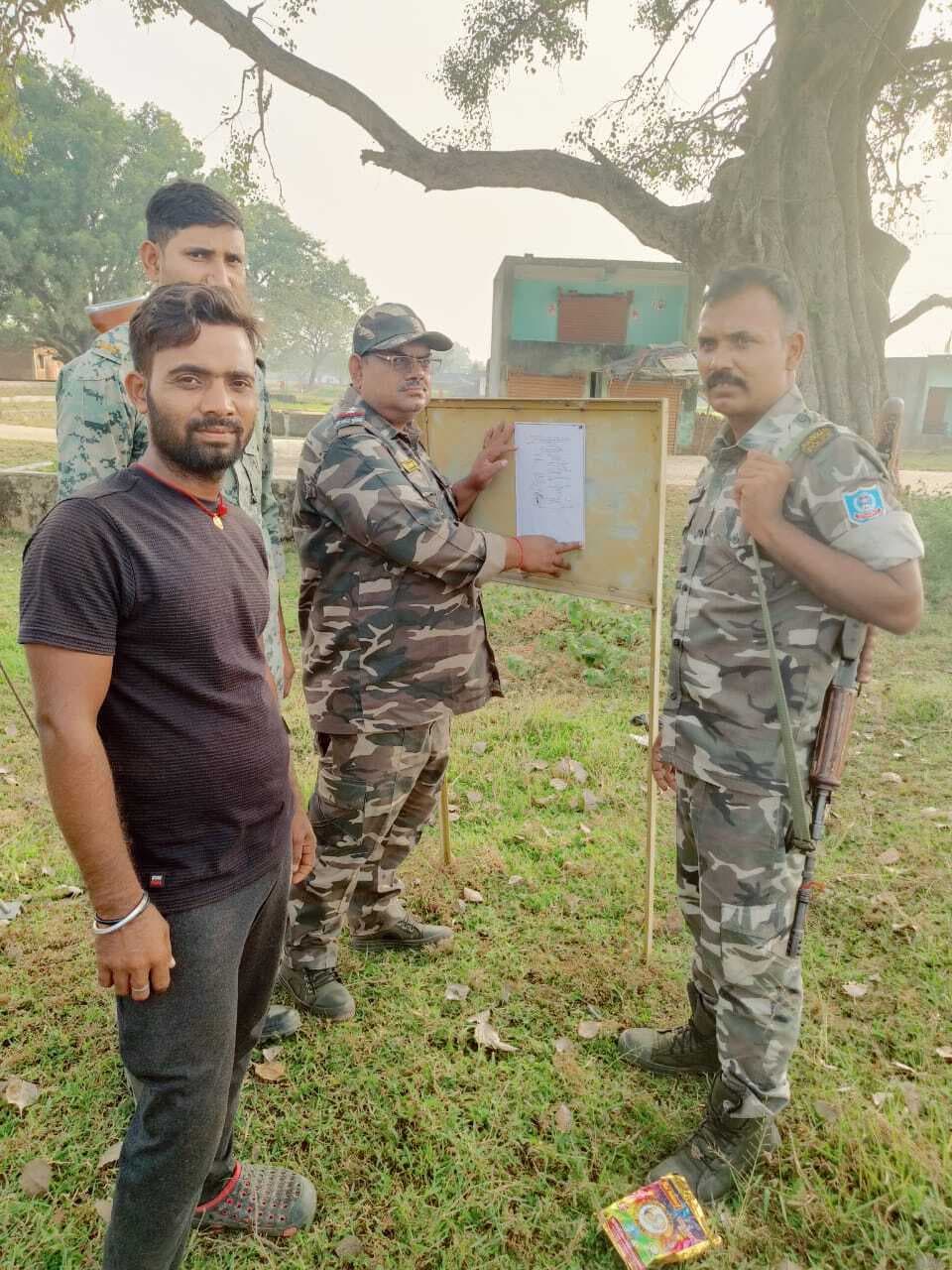 Giridih News :डकैती मामले के आरोपी के घर इश्तेहार चिपकाया