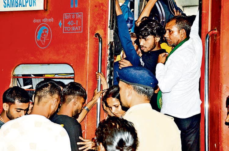 Dhanbad News : छठ पर घर जाने वालों की ट्रेनों में उमड़ी भीड़,