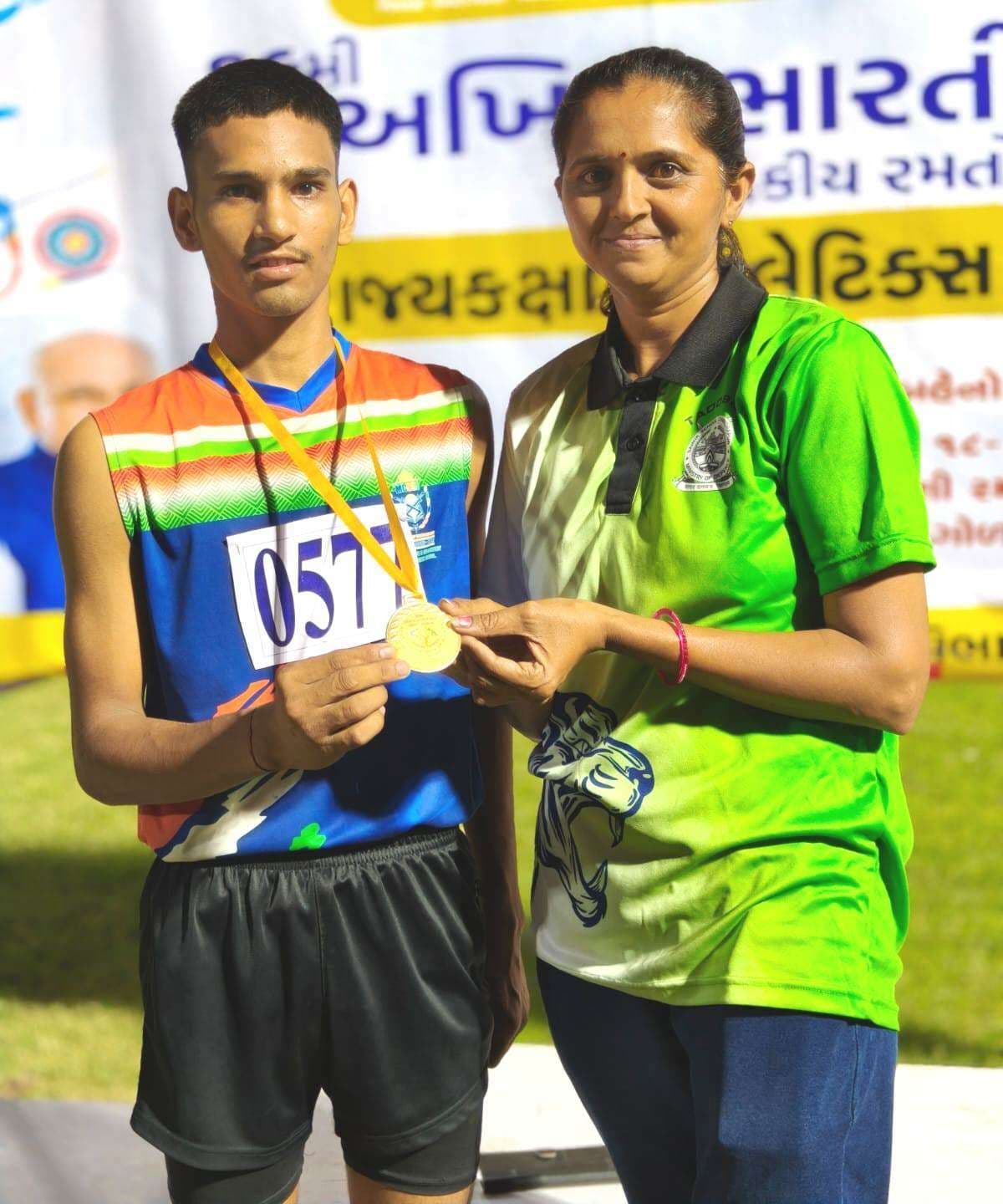 प्रिंस ने लॉंग जंप में जीता गोल्ड मेडल, गांव में खुशी की लहर