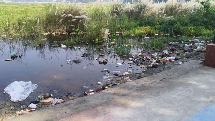 Motihari: छठ पर्व की तैयारी जोरों पर, घाटों पर फैली है गंदगी