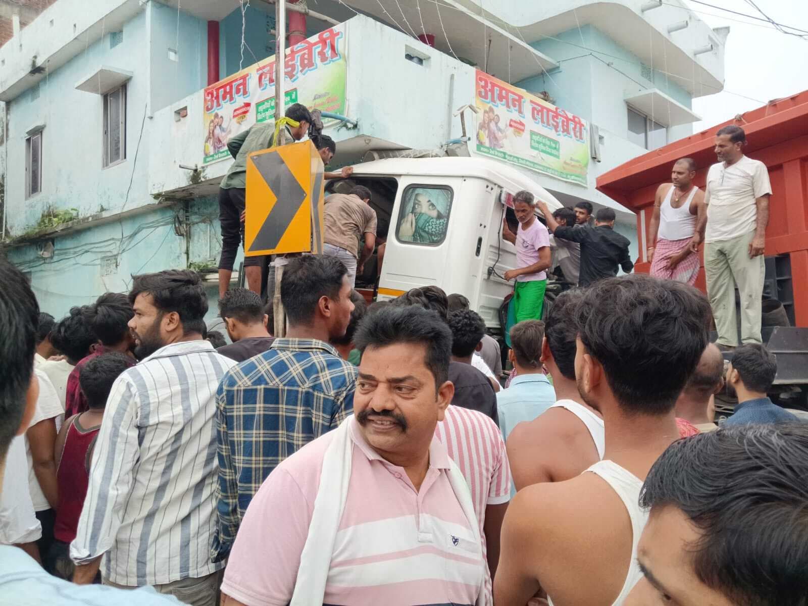 अनियंत्रित डंपर ने अस्पताल की दीवार में मारी टक्कर, पांच वाहन क्षतिग्रस्त, चालक घायल