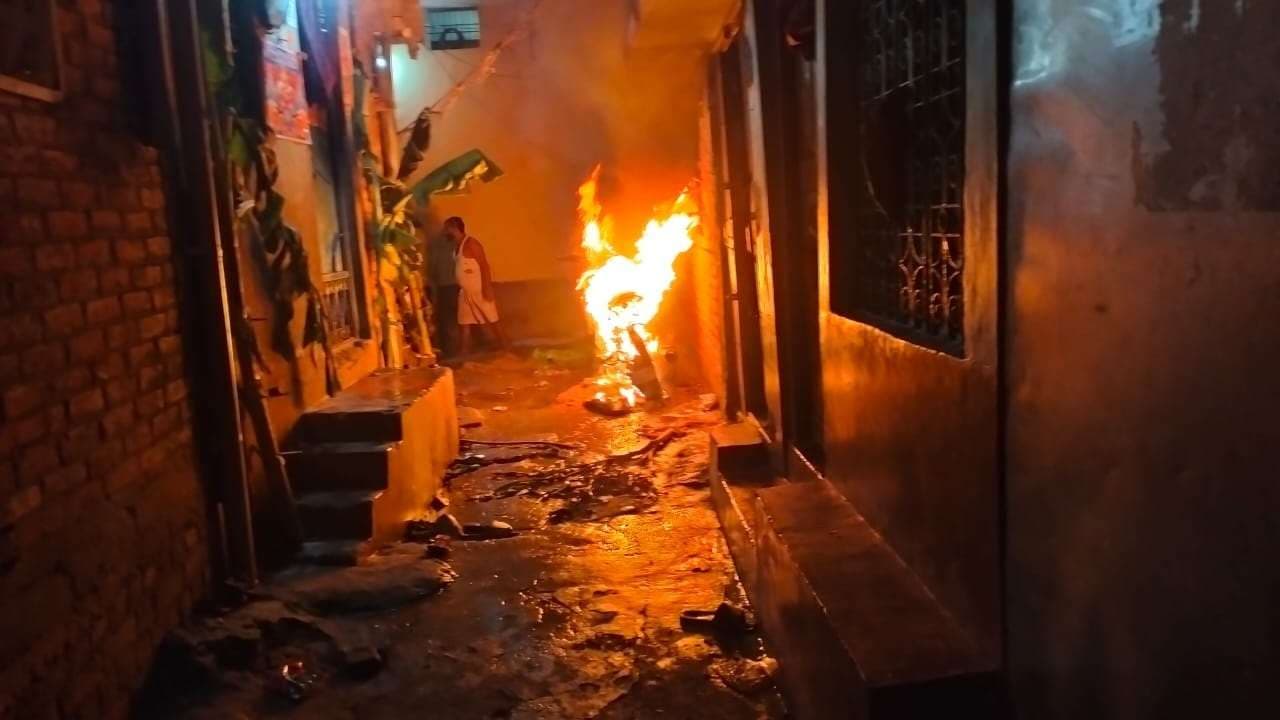 Sitamarhi : धू-धू कर जल गयी सड़क पर खड़ी बाइक