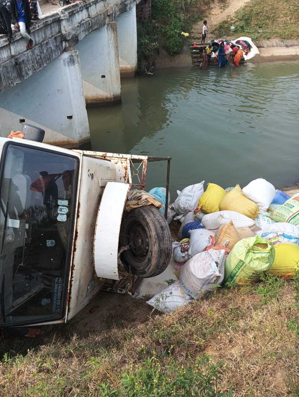 चावल से लदा पिकअप वाहन पलटा, चालक बाल-बाल बचा