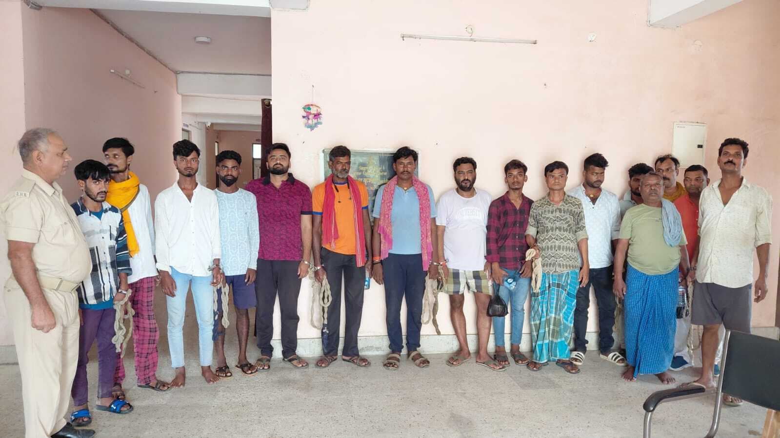 पांच तस्कर समेत 15 शराबियों को किया गिरफ्तार