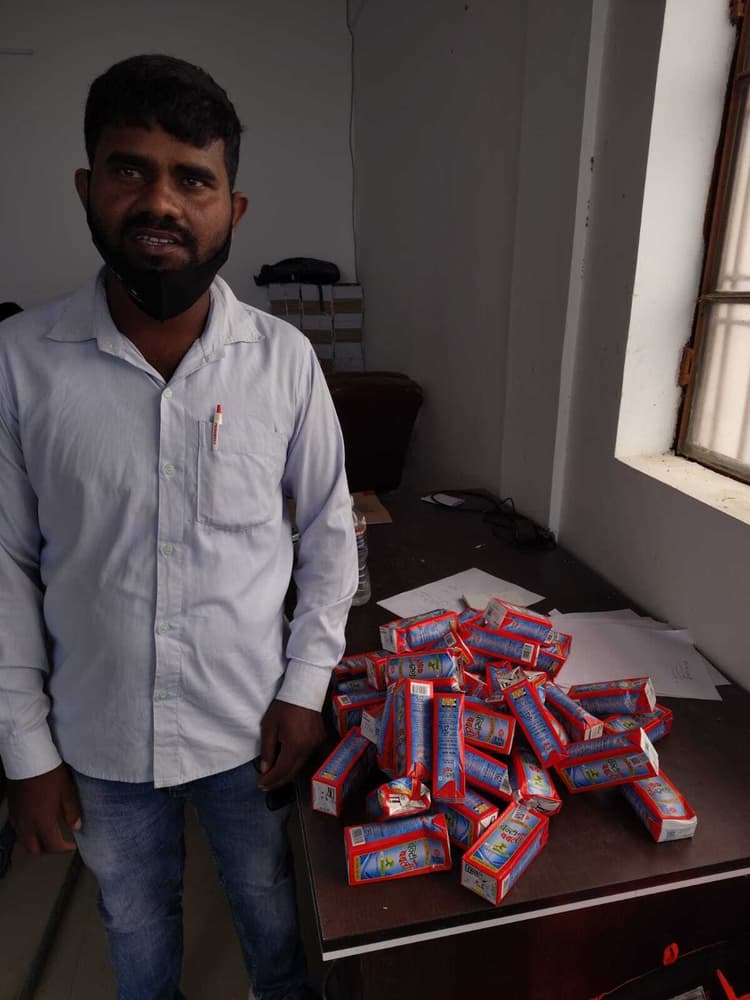 गोपालपुर में शराब तस्कर गिरफ्तार, 89 लीटर शराब व बाइक बरामद