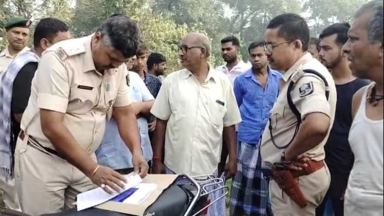 hajipur news. रुपये छीनने का विरोध करने पर वृद्ध पर चाकू से हमला, मौत