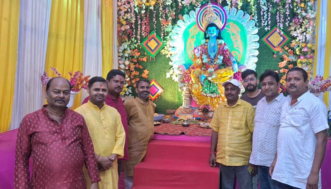 चित्रांश परिवार ने धूमधाम से की चित्रगुप्त पूजा