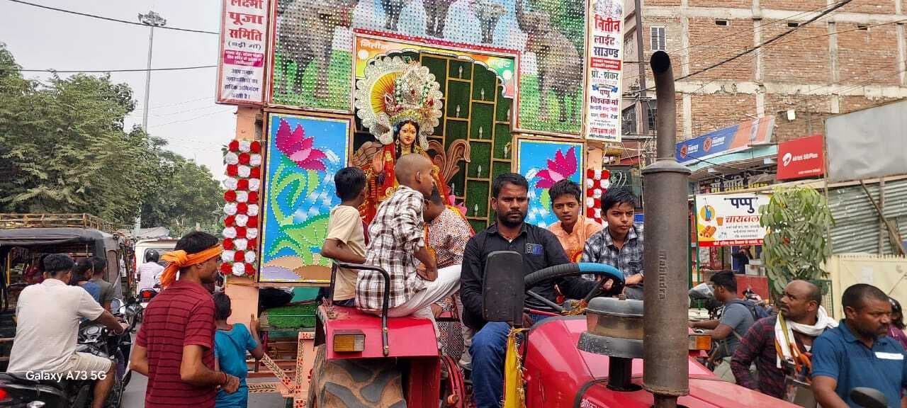 दीपावली में पूजन के बाद लक्ष्मी व मां काली को दी गयी विदाई