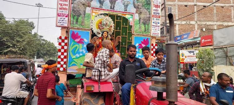 दीपावली में पूजन के बाद लक्ष्मी व मां काली को दी गयी विदाई