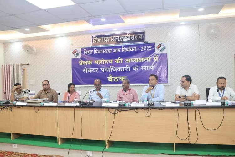 संवेदनशील व अति संवेदनशील केंद्रों पर बरतें विशेष सतर्कता: प्रेक्षक