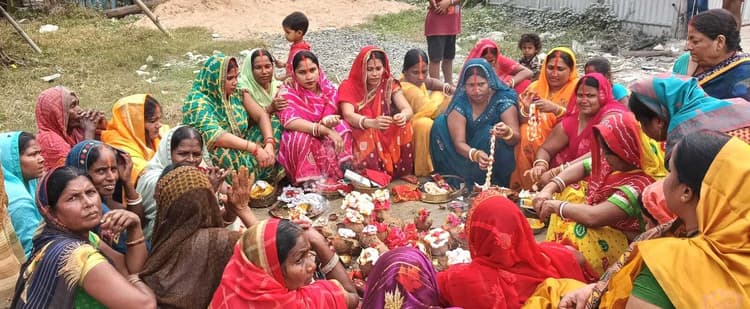 hajipur news. महिलाओं ने भाई दूज पर कूटा गोधन