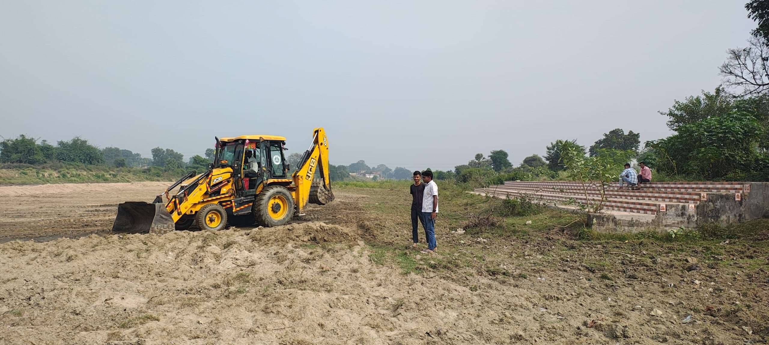 रजौली में सात छठ घाटों पर सफाई जोरों पर, जेसीबी को लगाया गया