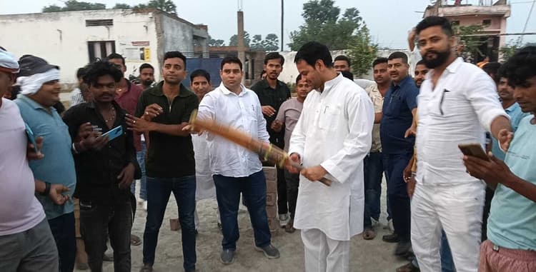 hajipur news. महुआ में जनसंपर्क के दौरान तेजप्रताप ने युवाओं के साथ खेला क्रिकेट