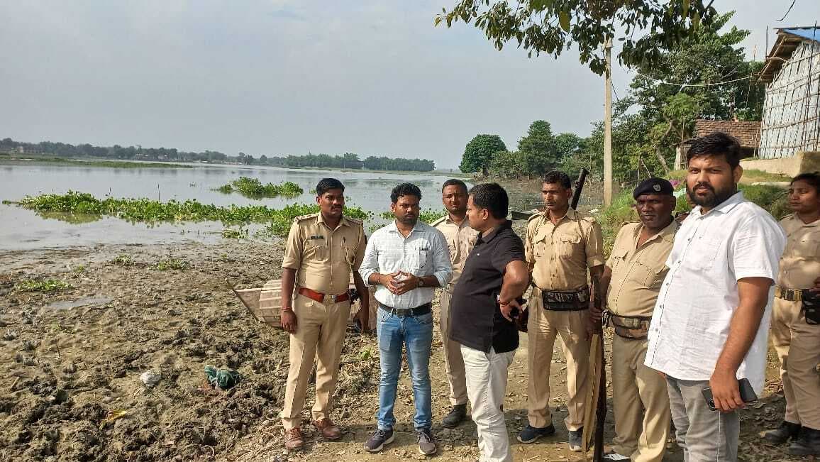 बरंडी छठ घाट का निरीक्षण कर प्रशासन ने खतरनाक घाट घोषित किया