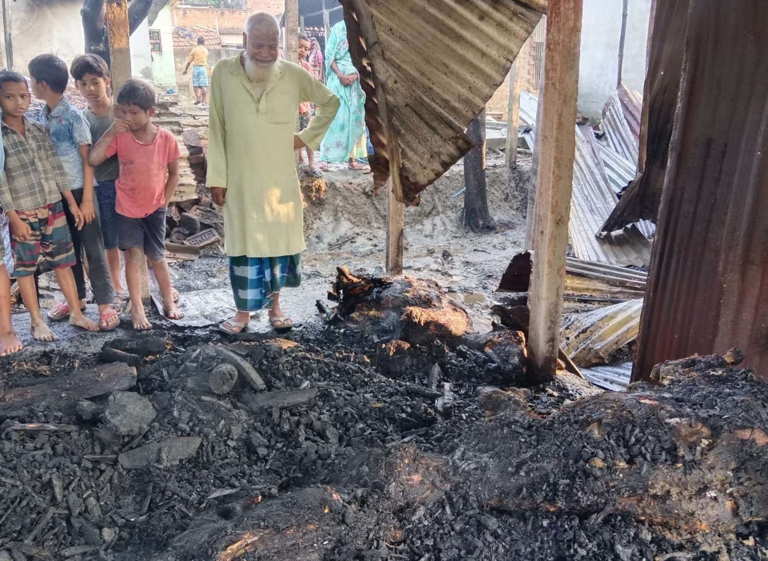 मवेशी घर में लगी आग, तीन दुधारु गायों की मौत