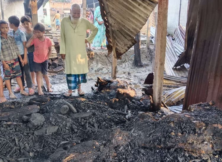 मवेशी घर में लगी आग, तीन दुधारु गायों की मौत