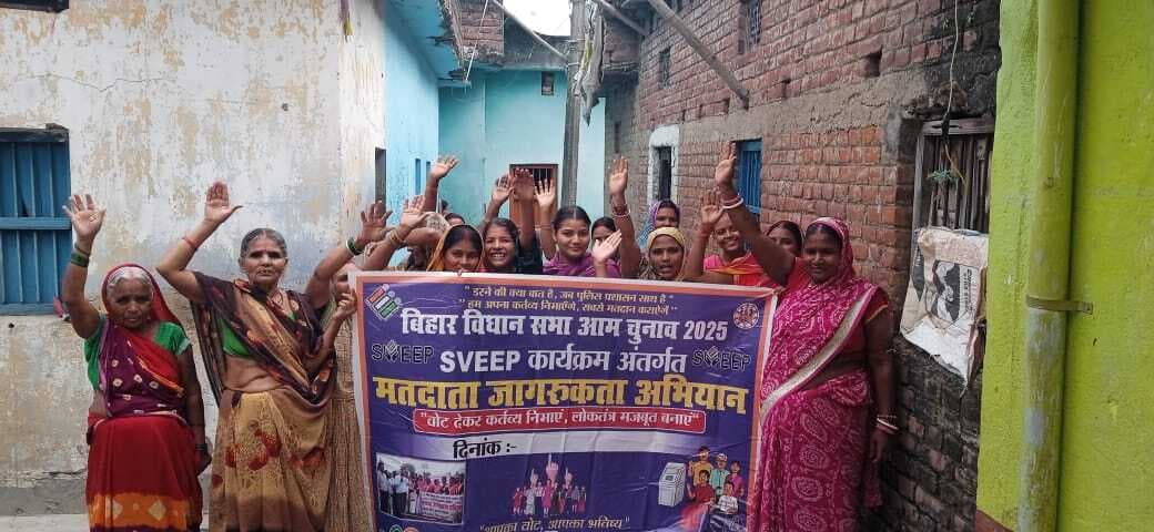 जीविका दीदी मतदाताओं को मतदान करने के लिए कर रही प्रेरित
