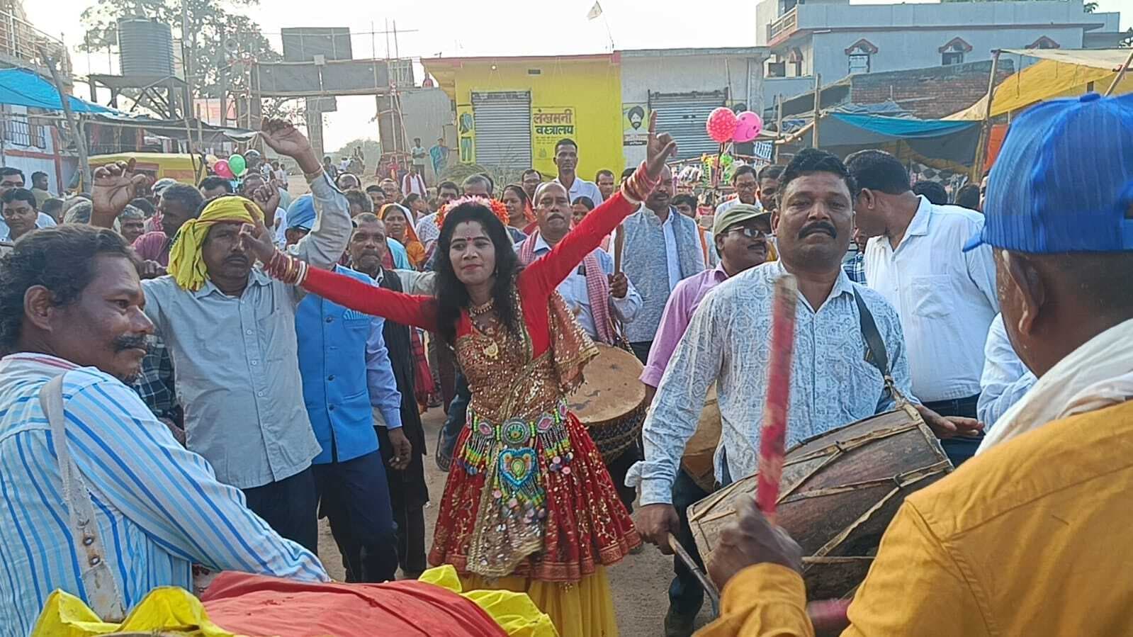 चिरैयाटांड़ सोहराय जतरा में नागपुरी गीतों पर खूब थिरके लोग