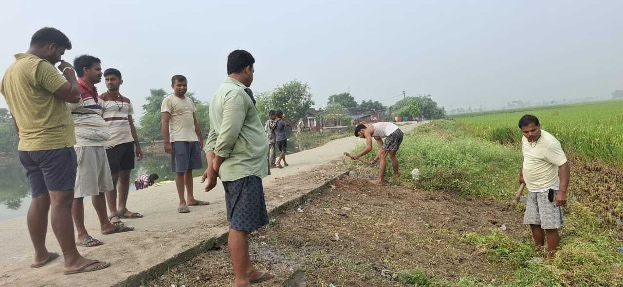 हलसी में श्रद्धालु नवयुवकों ने शुरू की छठ घाट की साफ-सफाई