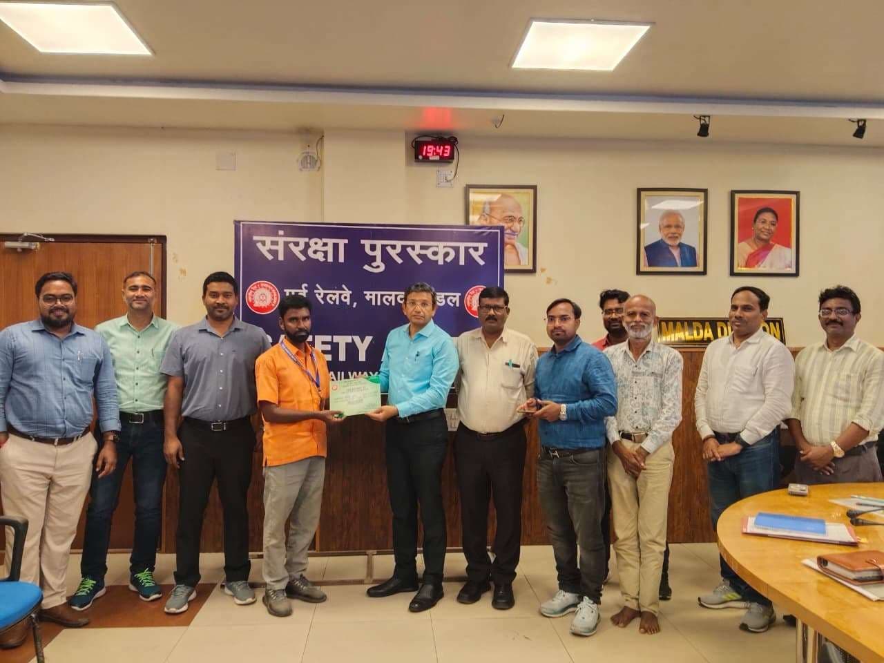 ट्रैकमैन की सतर्कता से टली थी दुर्घटना, डीआरएम ने किया सम्मानित