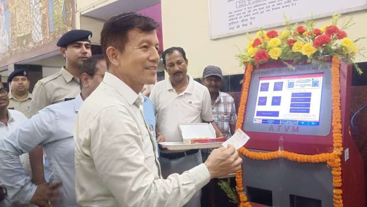 कटिहार स्टेशन पर खुलीं चार नये टिकट वेंडिंग मशीन