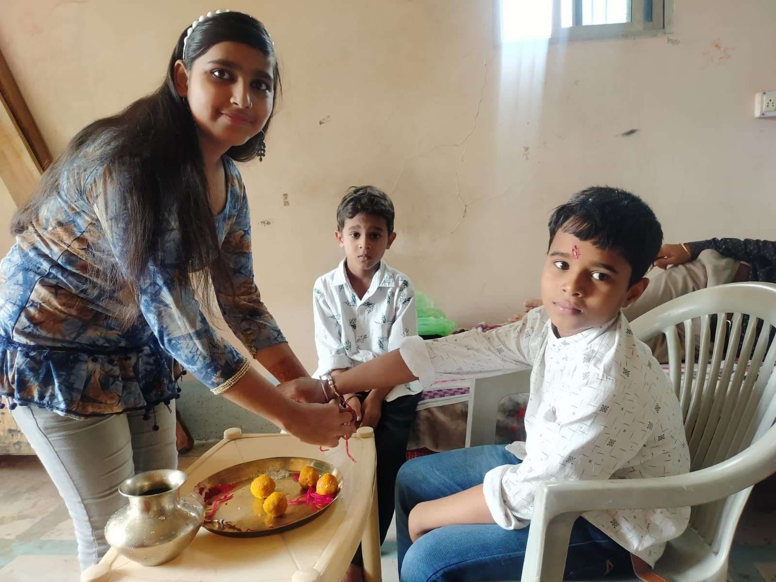 Giridih News :धूमधाम से मना भाई-बहन का त्योहार भैया-दूज