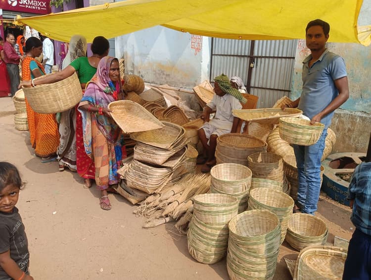 Giridih News :सरिया में 150 से 300 रुपये में बिक रहा सूप-डाला