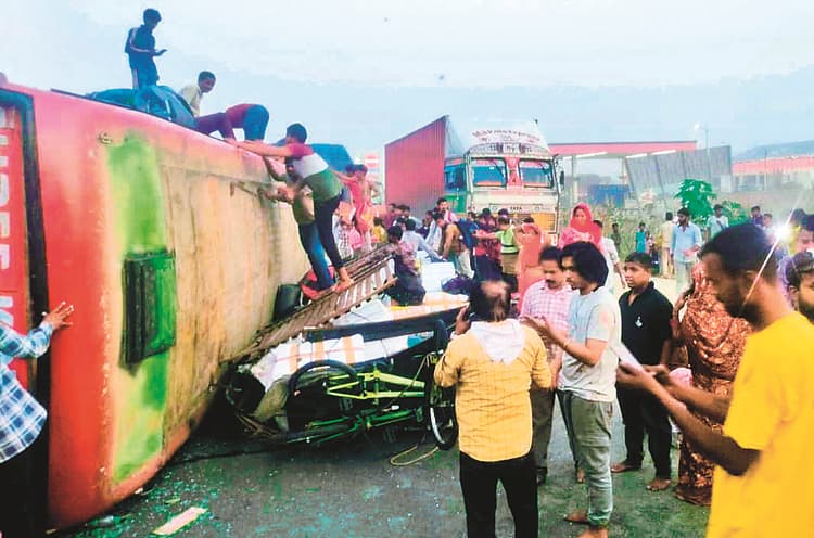 Gopalganj News : लग्जरी बस ओवरटेक करते समय डिवाइडर से टकराकर पलटी, दो दर्जन यात्री हुए घायल