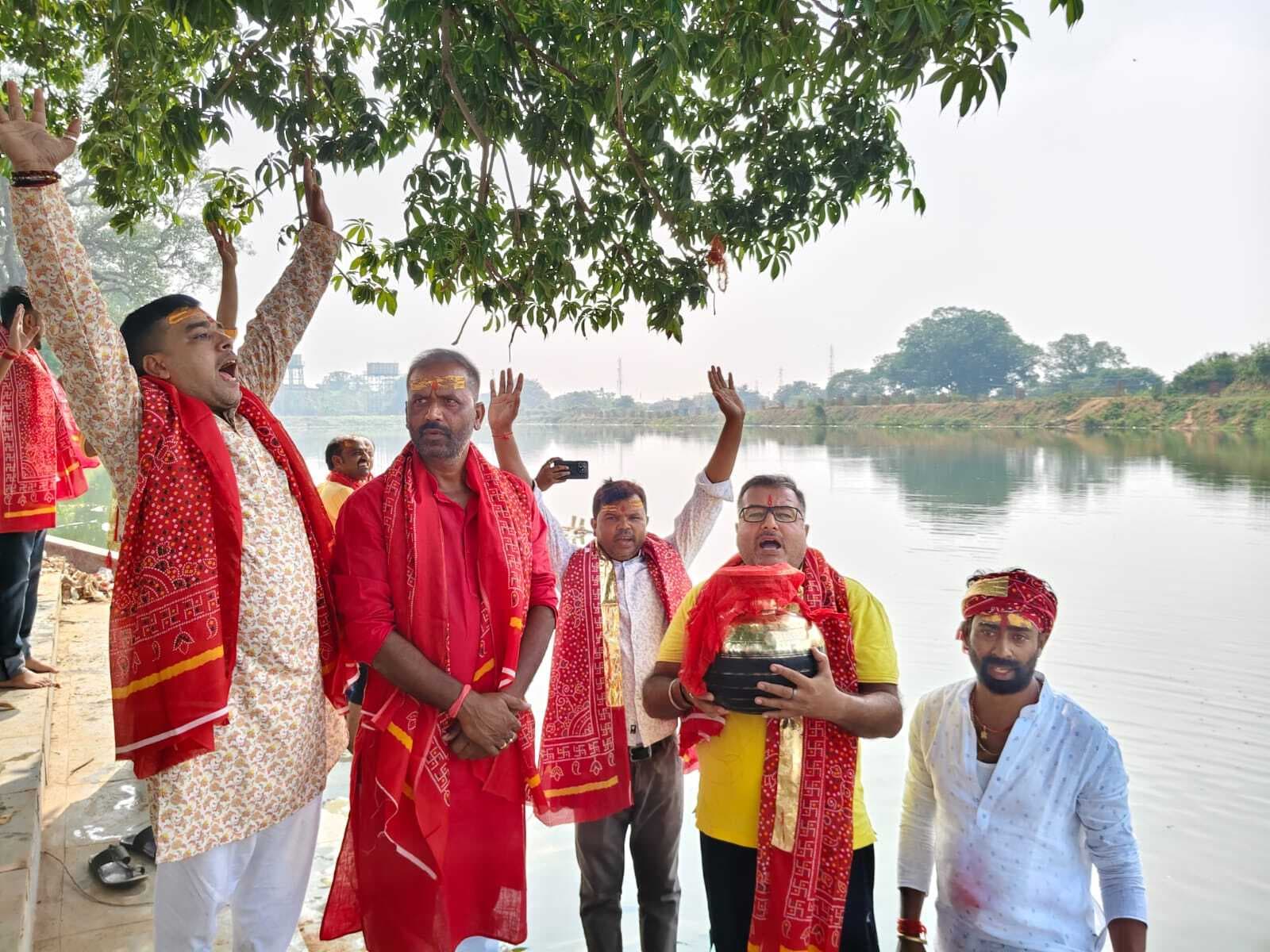 सुल्तानगंज से गंगाजल लाकर छठ घाटों का किया शुद्धिकरण